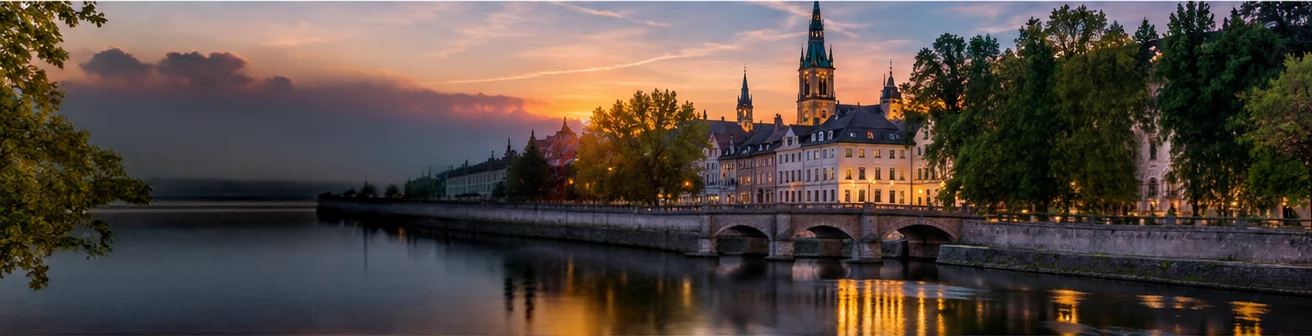 Stadt am Fluss mit historischer Uferpromenade